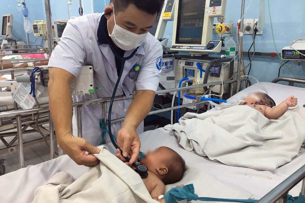 Sức khỏeTin tứcThứ tư, 21/10/2020, 07:50 (GMT+7)
Bệnh tay chân miệng bùng phát ở TP HCM
TP HCMKhoa Nhiễm - Thần kinh, Bệnh viện Nhi đồng 1, chật kín bệnh nhi tay chân miệng, hơn 200 trẻ điều trị ngoại trú, 43 trẻ nằm viện, cao gấp đôi tháng trước.

Từ đầu tháng 10, số ca tay chân miệng điều trị tại Bệnh viện Nhi đồng 1 bắt đầu tăng. Hiện, trung bình mỗi ngày khoa Nhiễm - Thần kinh nhận nội trú mới khoảng 20 bé. Tổng số bệnh nhi nằm viện dao động 40-50 trẻ, trong đó luôn có 3-4 bé bị nặng, phải hồi sức tích cực. Riêng phòng khám ngoại trú tiếp nhận 200 trẻ bị tay chân miệng mỗi ngày, bác sĩ Dư Tuấn Quy, phó trưởng khoa cho biết.

Suốt hơn nửa đầu năm, vì ảnh hưởng của Covid-19, trẻ chưa đi học lại nên số ca bệnh rải rác không đáng kể. Bác sĩ Quy dự báo dịch tay chân miệng đã vào chu kỳ bùng phát nhưng chưa chạm đỉnh, sẽ còn tăng mạnh trong những tuần sắp tới.

Theo thống kê của Trung tâm Kiểm soát Bệnh tật thành phố, tuần qua TP HCM ghi nhận 886 ca tay chân miệng, cao nhất từ đầu năm đến nay. Trong đó, quận 5, Bình Thạnh, Cần Giờ, Gò Vấp ghi nhận số ca bệnh trong tuần tăng trên mức độ cảnh báo.

Phòng bệnh 411, nơi điều trị trẻ tay chân miệng nhẹ. Ảnh: Thư Anh.
Phòng bệnh 411, nơi điều trị trẻ tay chân miệng nhẹ. Ảnh: Thư Anh.

Ngày 20/10, tại phòng bệnh 411, các phụ huynh ngồi giữa những chiếc giường trẻ mắc tay chân miệng đang nằm. Bà Phạm Kim Én, 45 tuổi, ngụ ở Bình Dương đang dỗ dành đứa cháu nội mắc tay chân miệng ngày thứ 6. Tối 15/10, bé trai 9 tháng tuổi sốt cao 39 độ C và quấy khóc nhiều. Dùng thuốc hạ sốt, cơn sốt dứt nhưng chân trẻ nổi nhiều mụn nước rồi lan rộng toàn thân chỉ trong vài giờ. Bé co giật, phải vào viện cấp cứu, truyền nước biển suốt 5 ngày mới thuyên giảm. Đến nay các nốt mụn đã bớt ngứa, khô lại và lên da non.

Đang thu dọn đồ đạc chuẩn bị đưa con về nhà ở quận 8 sau bốn ngày nằm viện, mẹ bé Võ Gia Phú cho biết đây là lần đầu con trai mắc tay chân miệng. Ngày thứ nhất, bé sốt bốn cơn dồn dập. Ngày thứ hai, lòng bàn tay, bàn chân và miệng nổi mụn nước khiến bé đau đớn, quấy khóc, bỏ ăn. Ép mãi bé mới chịu uống thuốc.

