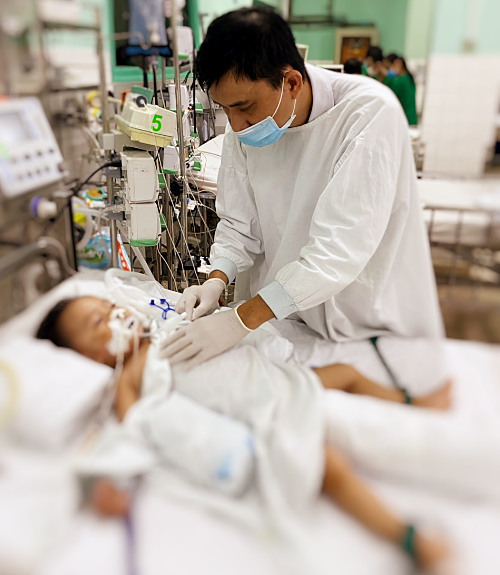 Bé trai bị chó Alaska cắn rách khí quản