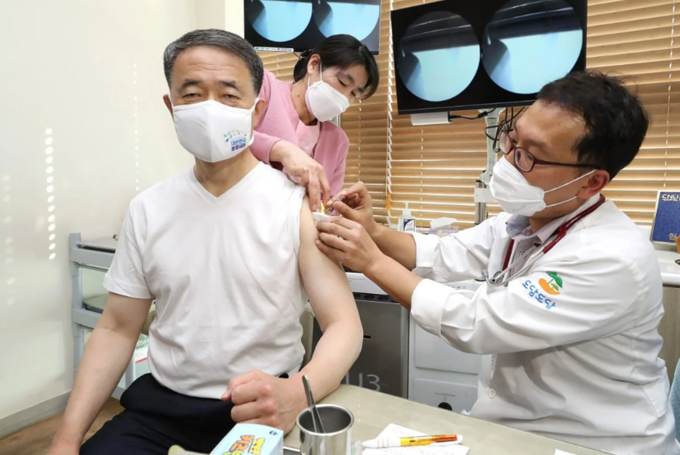 Bộ trưởng Y tế Park Neung-hoo tiêm vaccine phòng cúm theo chương trình tiêm chủng miễn phí quốc gia. Ảnh: YNA/DPA