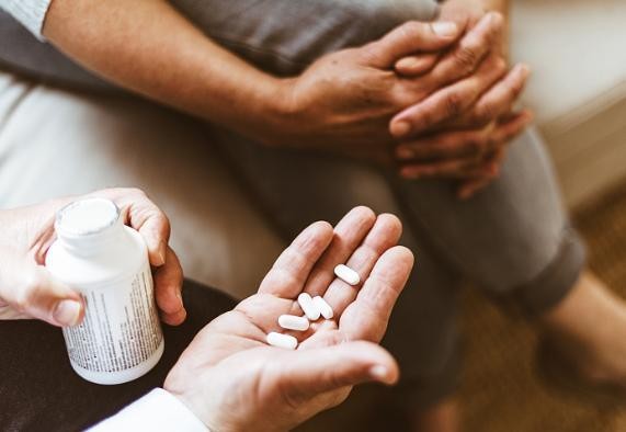 Người đàn ông đột nhiên mù mắt, huyết áp nhảy vọt vì thói quen hàng ngày