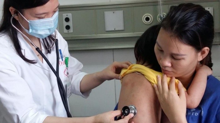 Trời trở lạnh, trẻ ho, sốt đến mức nào thì cần đi viện?