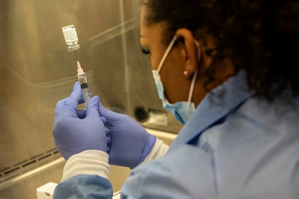 Nhân viên y tế tại Eli Lilly thử nghiệm liệu pháp kháng thể ngừa Covid-19. Ảnh: NY Times