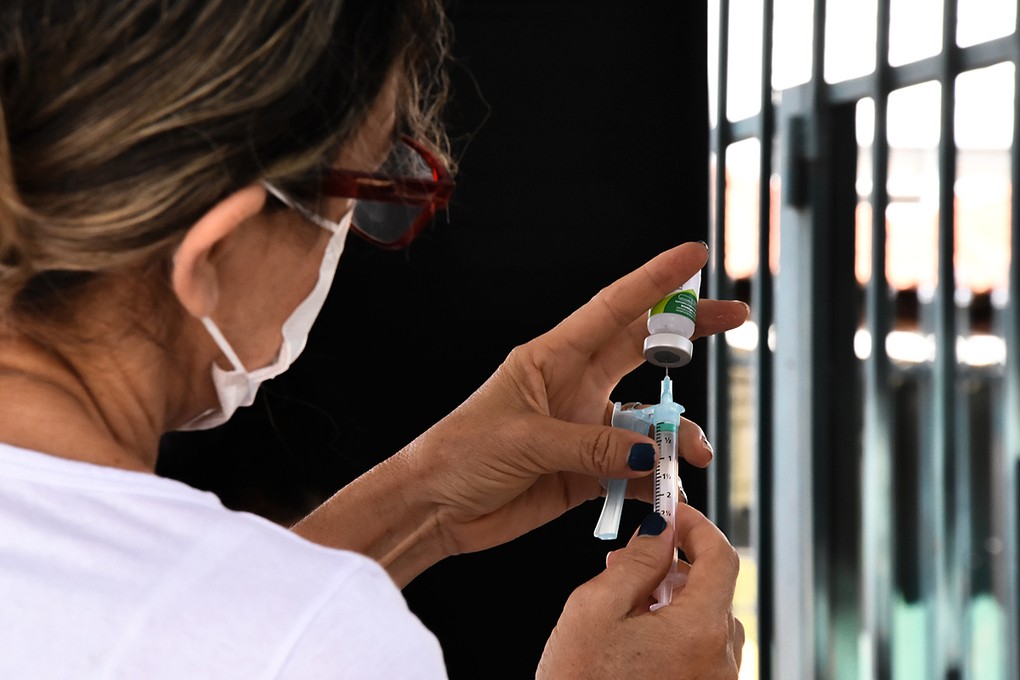 Nhân viên y tế thử nghiệm vaccine của Pfizer ở Brazil. Ảnh: Reuters