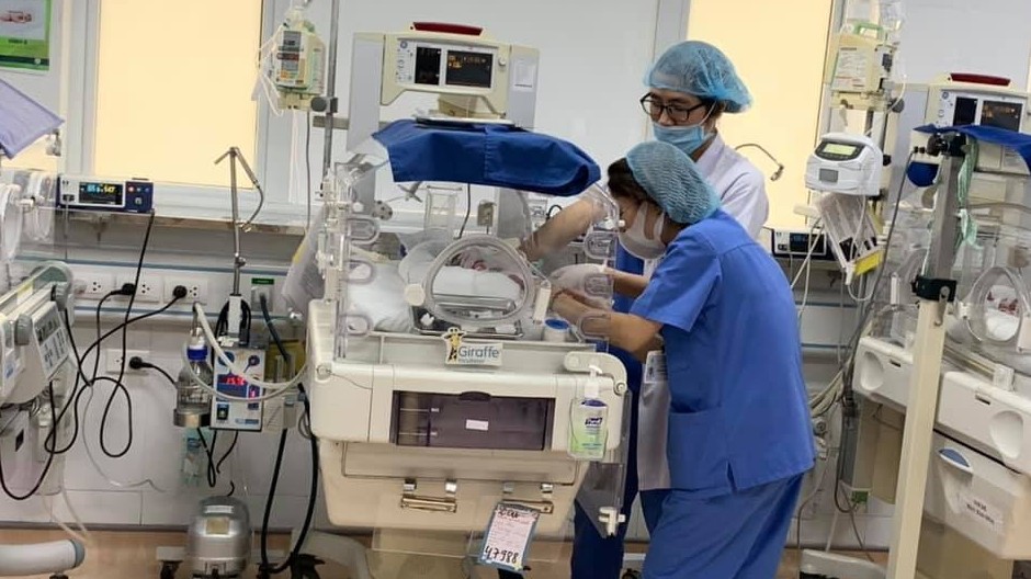 Bên trong nơi chăm bẵm những em bé chỉ nặng... vài lạng