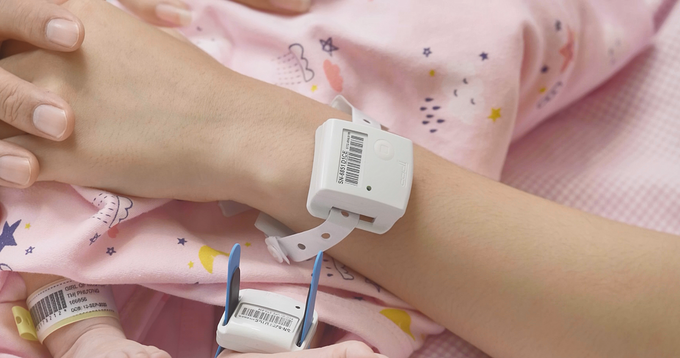 Vòng đeo thông minh chống nhầm lẫn mẹ con