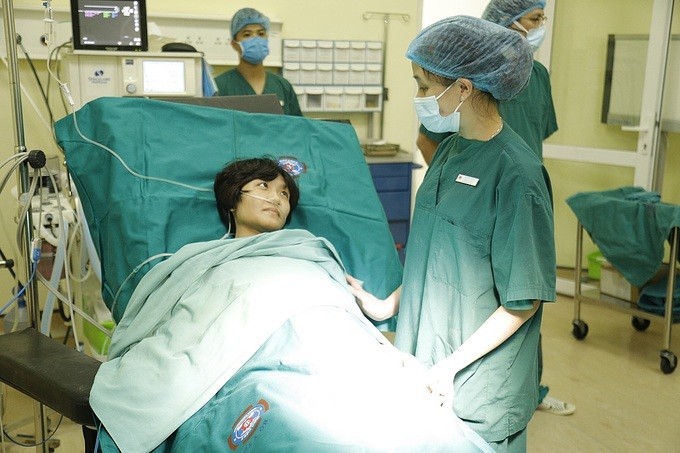 Sản phụ ung thư được mổ sinh ở tư thế ngồi