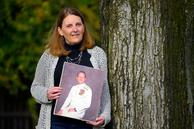 Michele E. Rinn cầm một bức ảnh của cha cô, đô đốc Paul H. Engel, người đã qua đời vì Covid-19 ở tuổi 92 hồi tháng 5. Ảnh: Washington Post