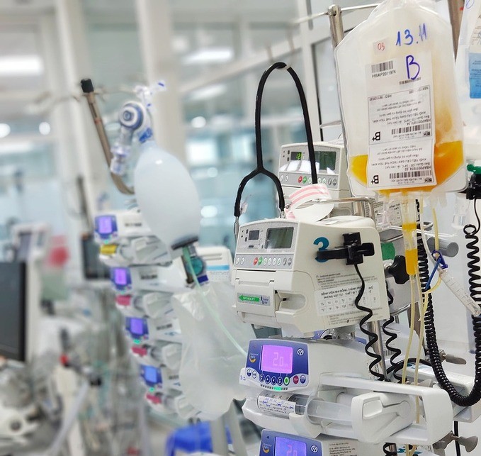 Hệ thống máy móc hỗ trợ bệnh nhi thoát sốc sốt xuất huyết. Ảnh do bệnh viện cung cấp.