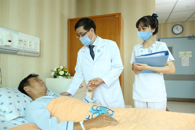 Bác sĩ Tín thăm khám cho người bệnh sau phẫu thuật. Ảnh: Minh Trí.