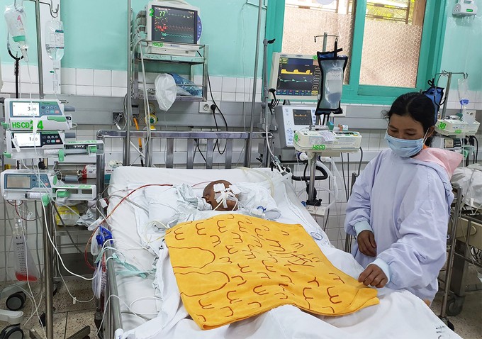 Bé trai điều trị tại Bệnh viện Nhi đồng 2 (TP HCM) ngày 25/12. Ảnh: Văn Nguyễn.