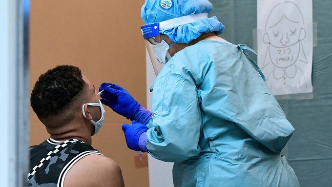 Xét nghiệm Covid-19 tại sân bay Narita, Nhật Bản. Ảnh: Nikkei Asia.