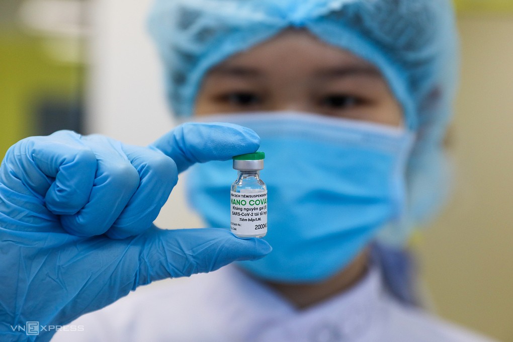 Nhân viên công ty Nanogen cầm trên tay mẫu Nanocovax, tại phòng thí nghiệm ở quận 9, TP HCM. Ảnh: Quỳnh Trần.