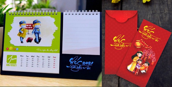 12 bức tranh trong bộ lịch (bên trái) là lời tri ân của bệnh viện gửi tới các chiến sĩ, nhân viên y tế và tình nguyện viên... đã hết lòng trong cuộc chiến với Covid-19. Ảnh: Mỹ Châu.