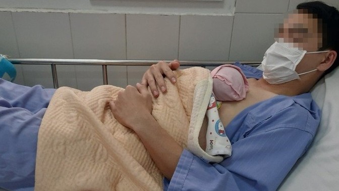 Thai nhi sống sót dù nhau bong non