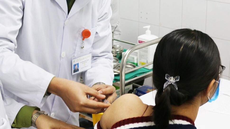 Ba cô gái thử vaccine Covid-19 liều cao nhất