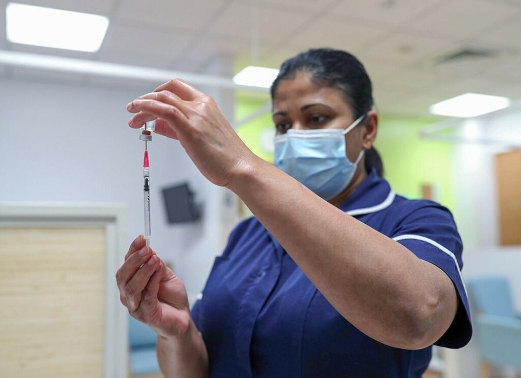 Theo số liệu của Trung tâm Kiểm soát và Phòng ngừa Dịch bệnh Mỹ (CDC), trong hơn 22 triệu liều vaccine được phân phối khắp cả nước, chỉ khoảng 6,7 triệu người được tiêm mũi đầu tiên.

Các chuyên gia phân tích chậm trễ trong triển khai tiêm chủng trên quy mô lớn là điều không thể tránh khỏi. Cần nhiều nhân lực, thời gian để tiến hành tiêm chủng và theo dõi số lượng người bệnh khổng lồ như hiện nay. Một số cơ sở y tế buộc phải điều phối nhân viên để tránh tập trung quá nhiều người ở một nơi.

Một trong những nguyên nhân khiến các bệnh viện phải vứt bỏ vaccine trong thời buổi khan hiếm là sự khác biệt giữa cung và cầu. Nhiều người thuộc nhóm ưu tiên - các nhân viên y tế hoặc bệnh nhân nội trú - không muốn, hoặc chưa muốn tiêm vaccine.

Trong khi đó, hôm 8/1, Hiệp hội Y tế Mỹ bày tỏ lo ngại một số nhân viên y tế sẽ gặp khó khăn tiếp cận vaccine do không được các bệnh viện hoặc trung tâm y tế tuyển dụng.

Để đẩy nhanh tiến độ, chính phủ yêu cầu chuyển vaccine sang nhóm người lớn tuổi hoặc nhóm nguy cơ mắc bệnh cao. Tuy nhiên, một số bang vẫn tập trung tiêm vaccine cho nhóm nhân viên y tế. Điều này đồng nghĩa với việc sẽ có những liều vaccine không được sử dụng đến.

Hôm 8/1, tiến sĩ Neil Calman, chủ tịch kiêm giám đốc điều hành Viện Sức khỏe Gia đình, một tổ chức y tế phi lợi nhuận, cho biết: 