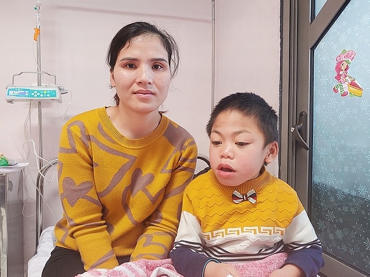 Mẹ con chị Ngân hàng tuần đến Bệnh viện Nhi Trung ương điều trị. Ảnh: Thúy Quỳnh