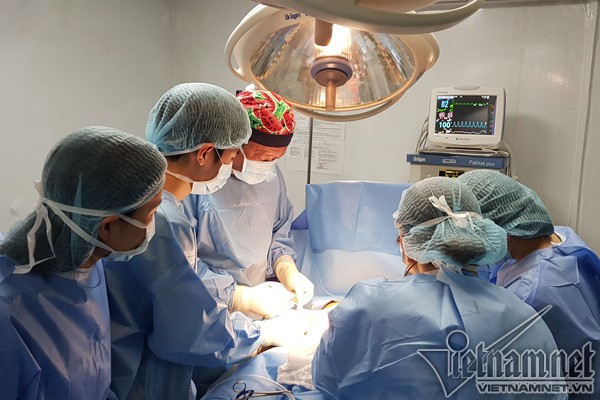 GS Sơn cùng ekip phẫu thuật