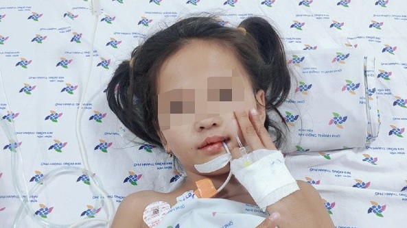 Mắc chứng rối loạn thần kinh hiếm gặp, bé gái đột ngột mất khả năng đi lại