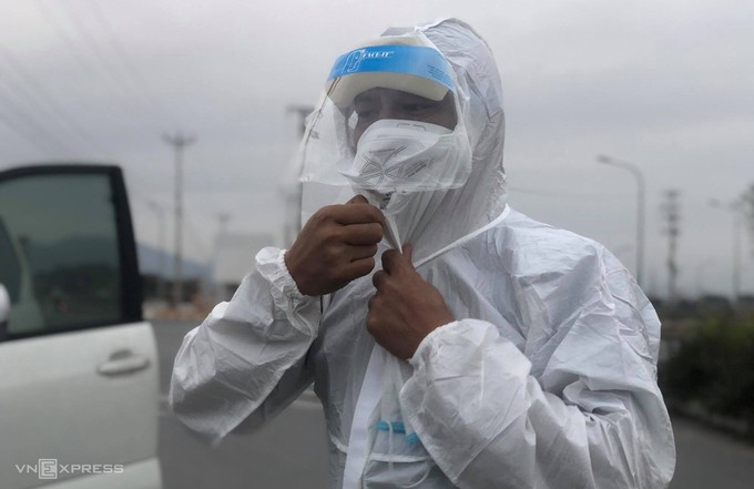 Chuyên gia Viện Vệ sinh dịch tễ Trung ương chuẩn bị lấy mẫu xét nghiệm toàn bộ công nhân nhà máy Poyun ở Chí Linh, Hải Dương, sáng 28/1. Ảnh: Thế Quỳnh.