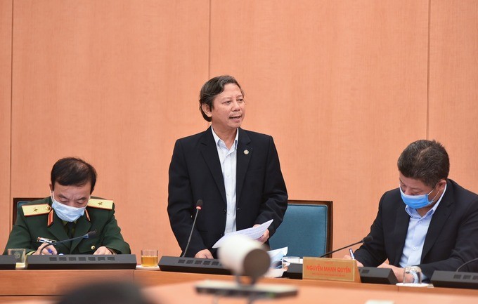 Ông Hoàng Đức Hạnh (giữa), Phó giám đốc Sở Y tế Hà Nội, trong buổi họp ban chỉ đạo chống Covid-19 chiều 28/1. Ảnh: Trung Nguyên.
