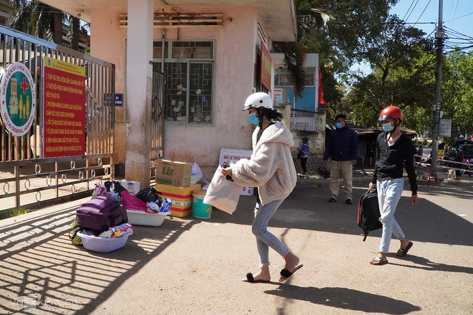 Bệnh viện Đa khoa Gia Lai bị phong tỏa, người nhà để đồ đạc ở cổng số một, sau đó sẽ được chuyển vào trong cho bệnh nhân. Ảnh: Trần Hóa.