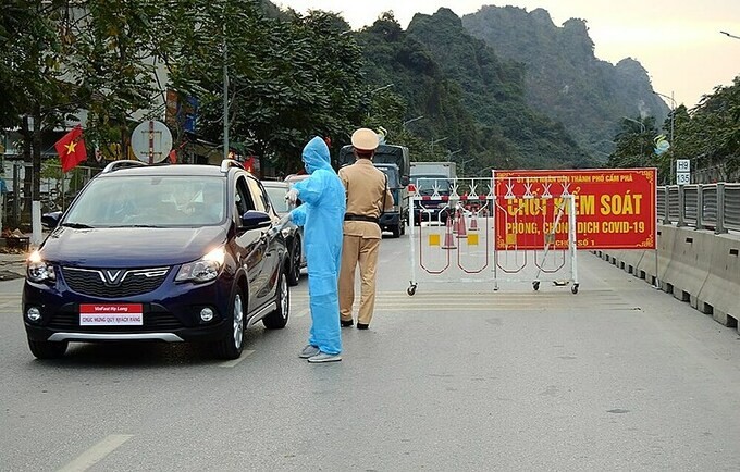 Chốt kiểm soát trên quốc lộ 18A, phường Quang Hanh, TP Cẩm Phả. Ảnh: Minh Cương