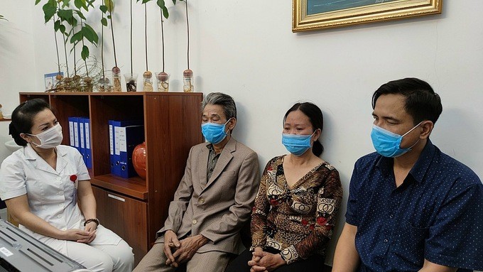 Bố mẹ Phong và người bác (áo xám) khi chia sẻ ý nguyện hiến tạng con với bác sĩ. Ảnh: Kim Oanh.