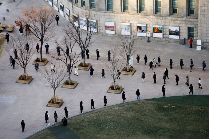 Người dân xếp hàng chờ xét nghiệm nCoV tại Seoul, tháng 12/2020. Ảnh: Reuters