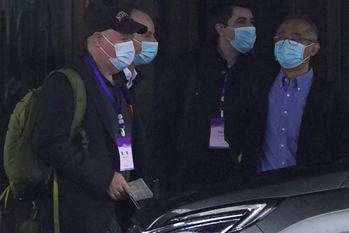 Các chuyên gia trong phái đoàn WHO rời khách sạn để thực hiện chuyến thăm thực địa tại Vũ Hán, ngày 1/2. Ảnh: AP