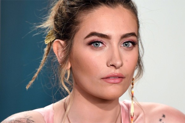 Paris Jackson, con gái của Michael Jackson, có hiện tượng loạn sắc tố trung tâm mống mắt. Ảnh: Sky