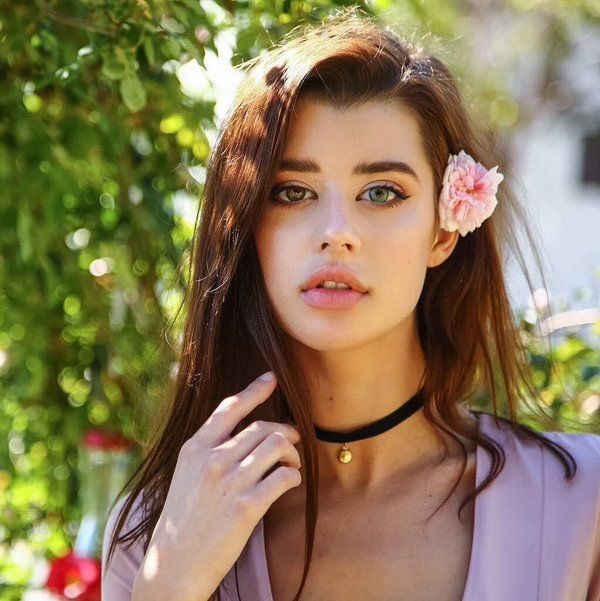 Người mẫu Sarah McDaniel nổi tiếng nhờ đôi mắt 2 màu. Ảnh: Pinterest