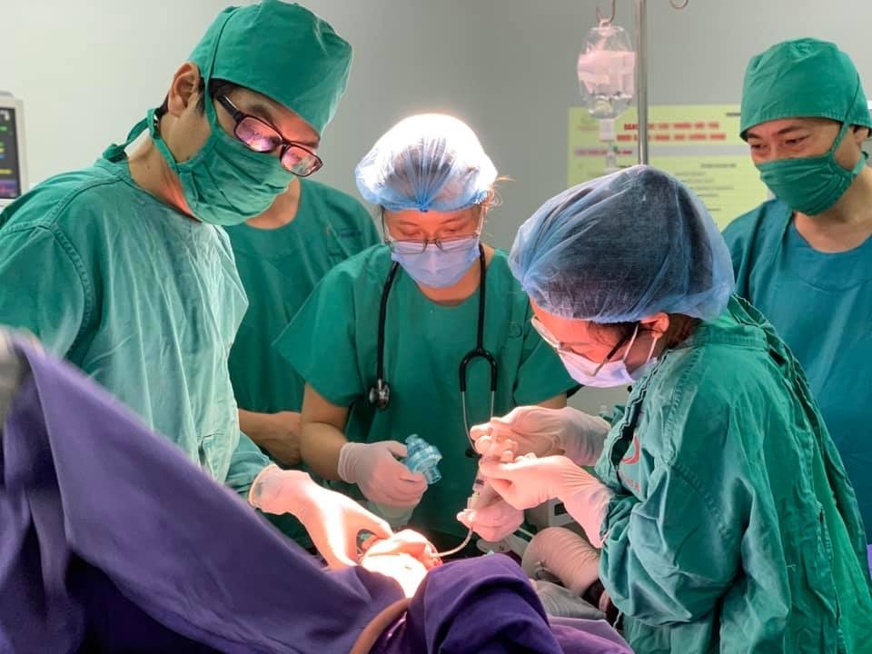 Kíp bác sĩ phẫu thuật cho bệnh nhi một ngày tuổi bị thoát vị hoành bẩm sinh. Ảnh: Bệnh viện cung cấp