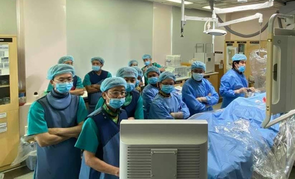 Nhiều năm qua, anh Khoa tham gia hỗ trợ chuyển giao công nghệ, xây dựng và phát triển phòng DSA nhiều bệnh viện tại TP HCM và các tỉnh miền nam, miền trung. Trong ảnh, anh Khoa (thứ hai từ trái qua) hướng dẫn học trò vận hành máy. Ảnh: Bệnh viện cung cấp.