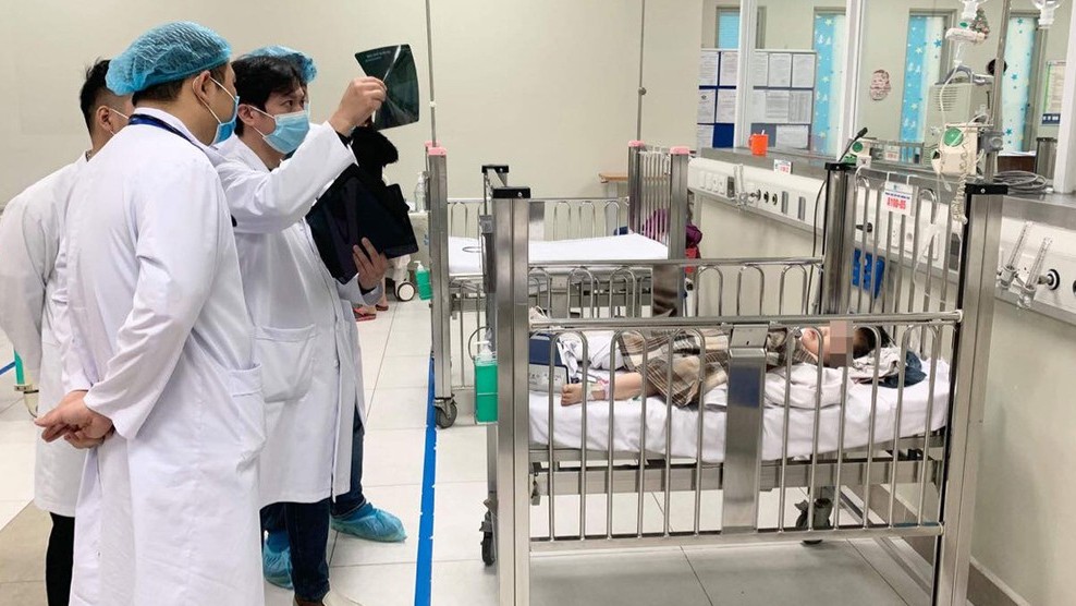 Bé gái rơi từ tầng 12 chung cư bị trật khớp háng