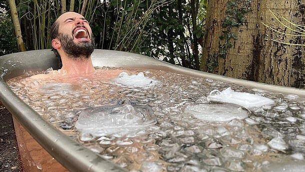 Thử thách tắm nước đá rèn sức khỏe