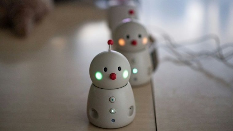 Robot bé bằng chiếc cốc xoa dịu nỗi cô đơn