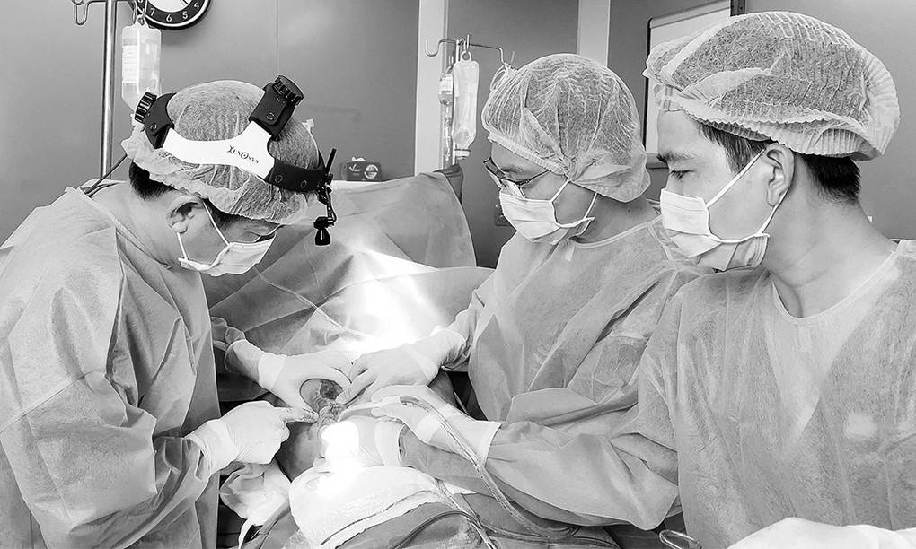 Các bác sĩ phẫu thuật cho bệnh nhân. Ảnh do bệnh viện cung cấp.