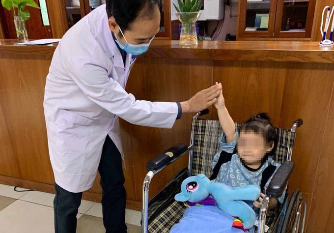 Bệnh nhi được xuất viện sau 5 ngày điều trị, sáng 5/3. Ảnh: Khánh Chi.