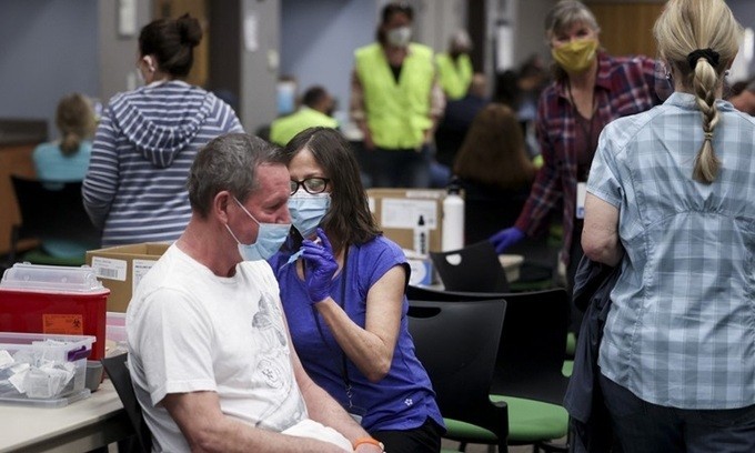 Nhân viên y tế Mỹ tiêm vaccine Covid-19 cho người dân tại bang Colorado hôm 6/3. Ảnh:AFP.