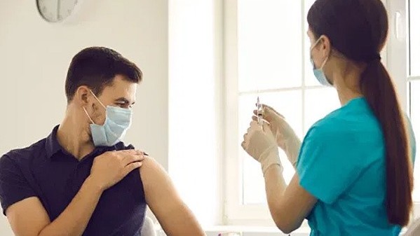 Hành động không nên làm 2 giờ trước và sau khi tiêm vắc xin Covid-19
