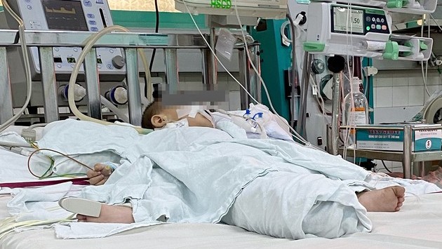 Bé trai uống nhầm dầu thắp đèn