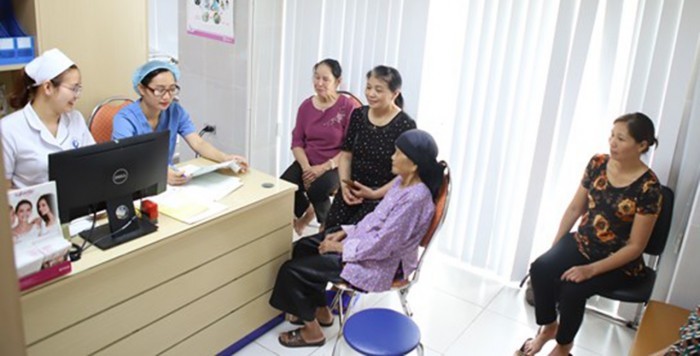 Bác sỹ tư vấn, khám bệnh lý sàn chậu cho bệnh nhân