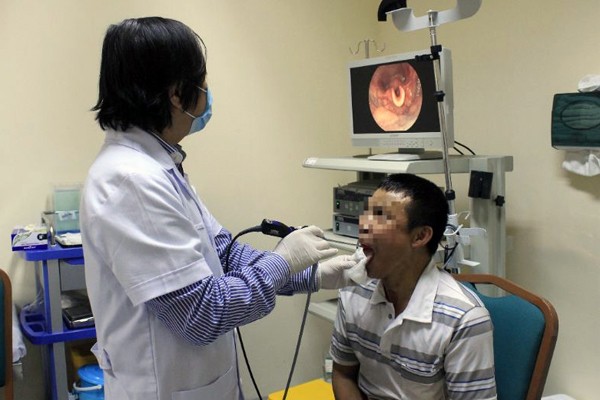 Bác sĩ kiểm tra thah quản bệnh nhân trước khi phẫu thuật