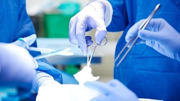 Bé trai bị 'thủy tinh mạc' tinh hoàn