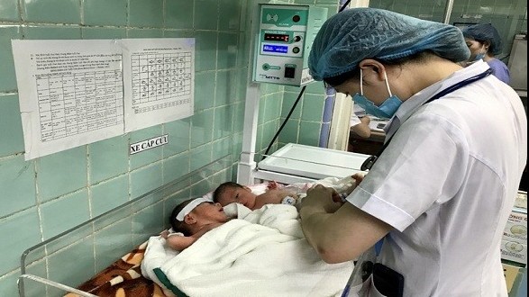 Sản phụ mang thai ba hiếm gặp, vỡ ối ở tuần 35