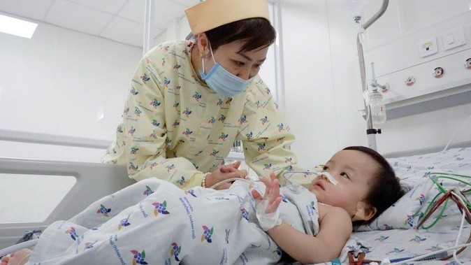 Diệu Nhi mổ đóng hậu môn tạm