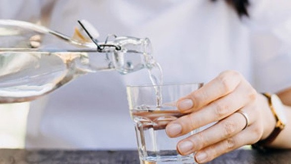 Lý do nhiều người vừa uống nước đã khát