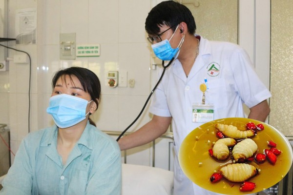 Cô gái trẻ bị phản vệ sau khi ăn 3 con đuông cọ