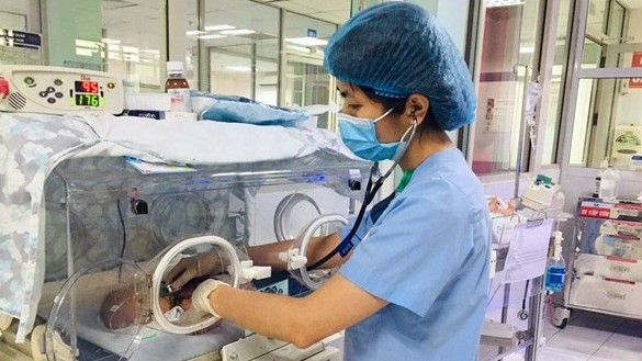 Bé trai bị nhiễm trùng máu do gia đình dùng kim chích mụn